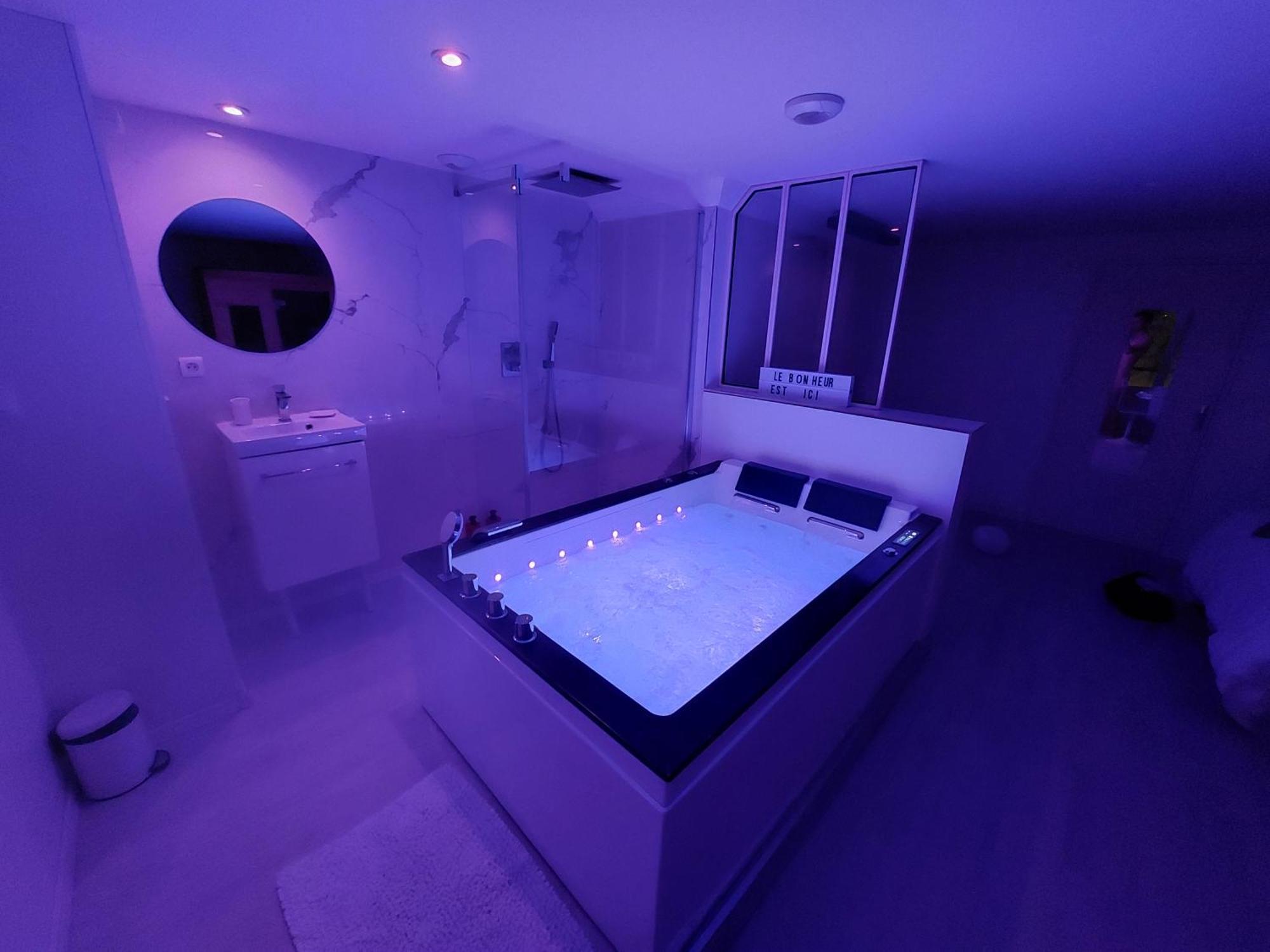 Suite luxe love room jacuzzi spa coeur de Maine Angers Extérieur photo