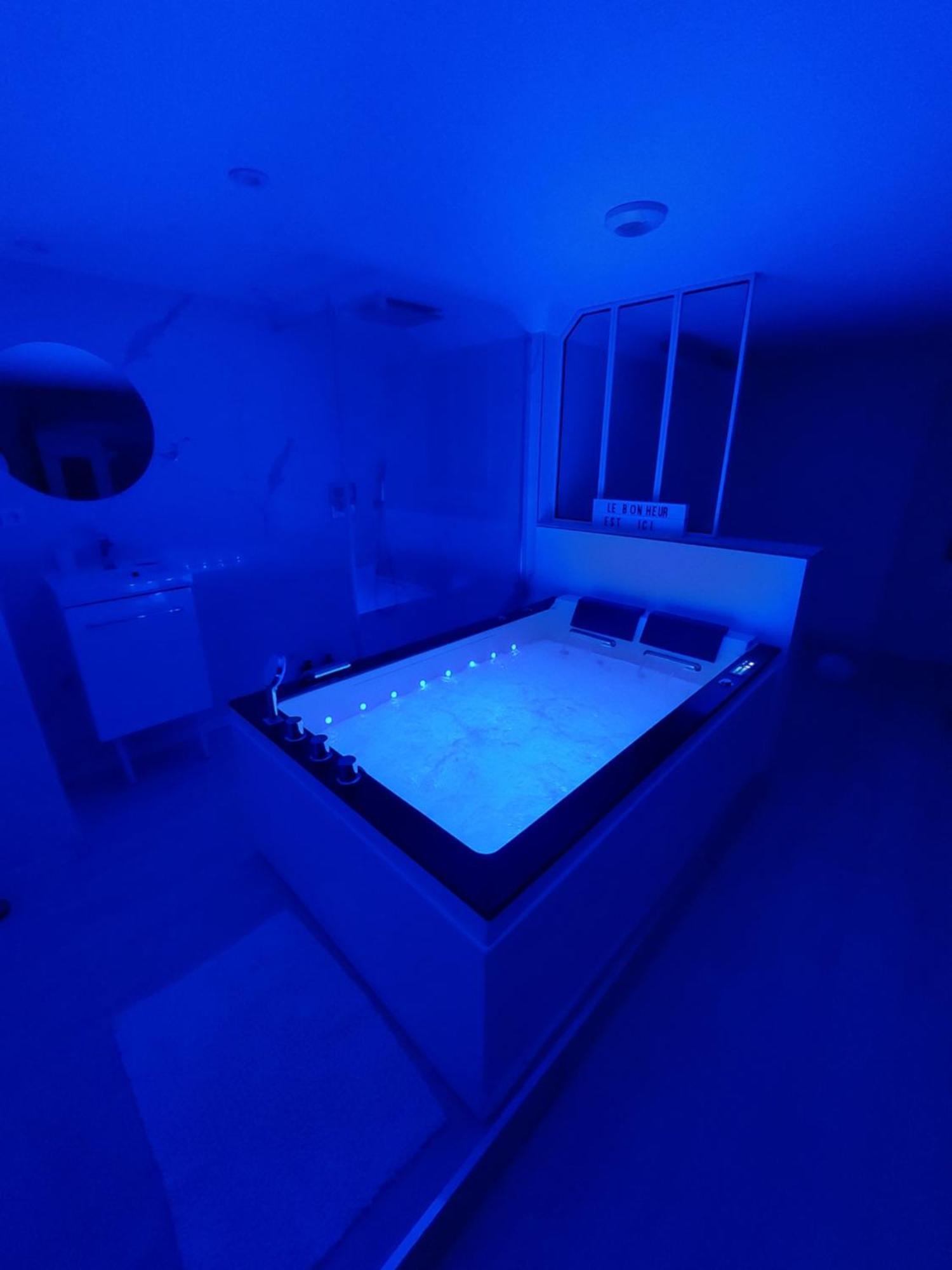 Suite luxe love room jacuzzi spa coeur de Maine Angers Chambre photo